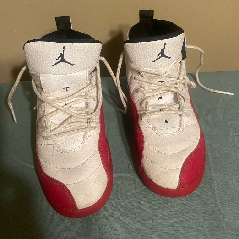 Boys size 3 EUC JORDANS